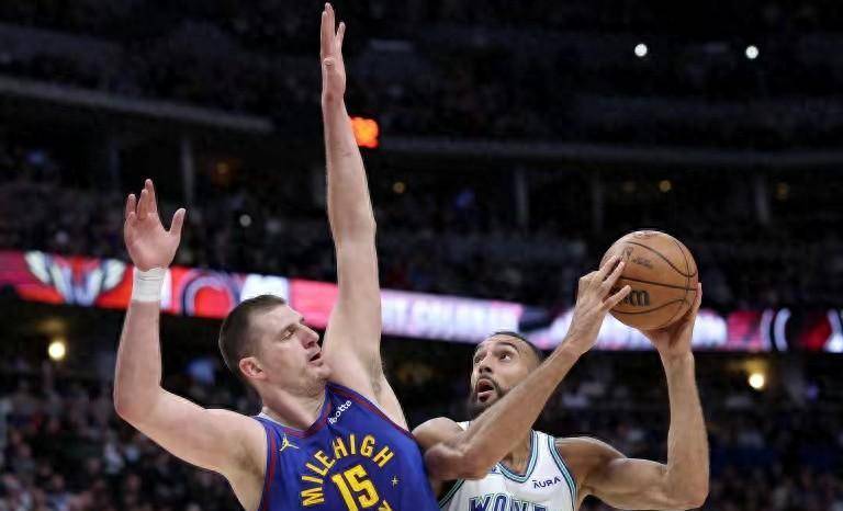 森林狼主场击败快船,唐斯砍下20+10+5 森林狼主场击败快船,唐斯砍下20+10+5