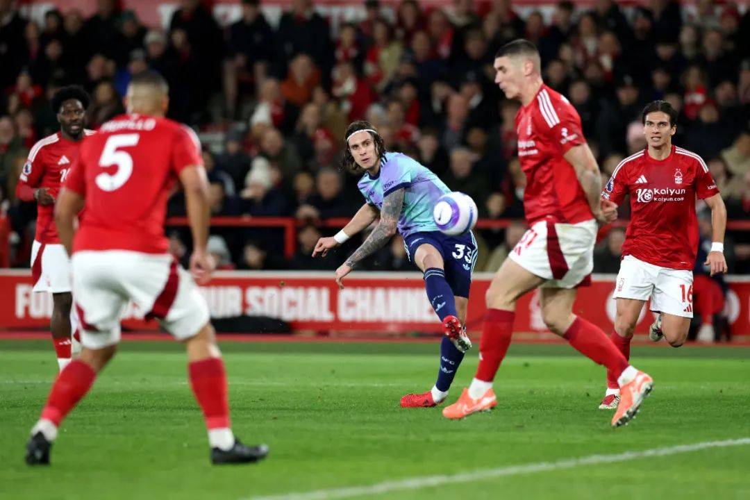 利物浦主场战平布莱顿,英超领先优势被追赶 利物浦主场战平布莱顿,英超领先优势被追赶