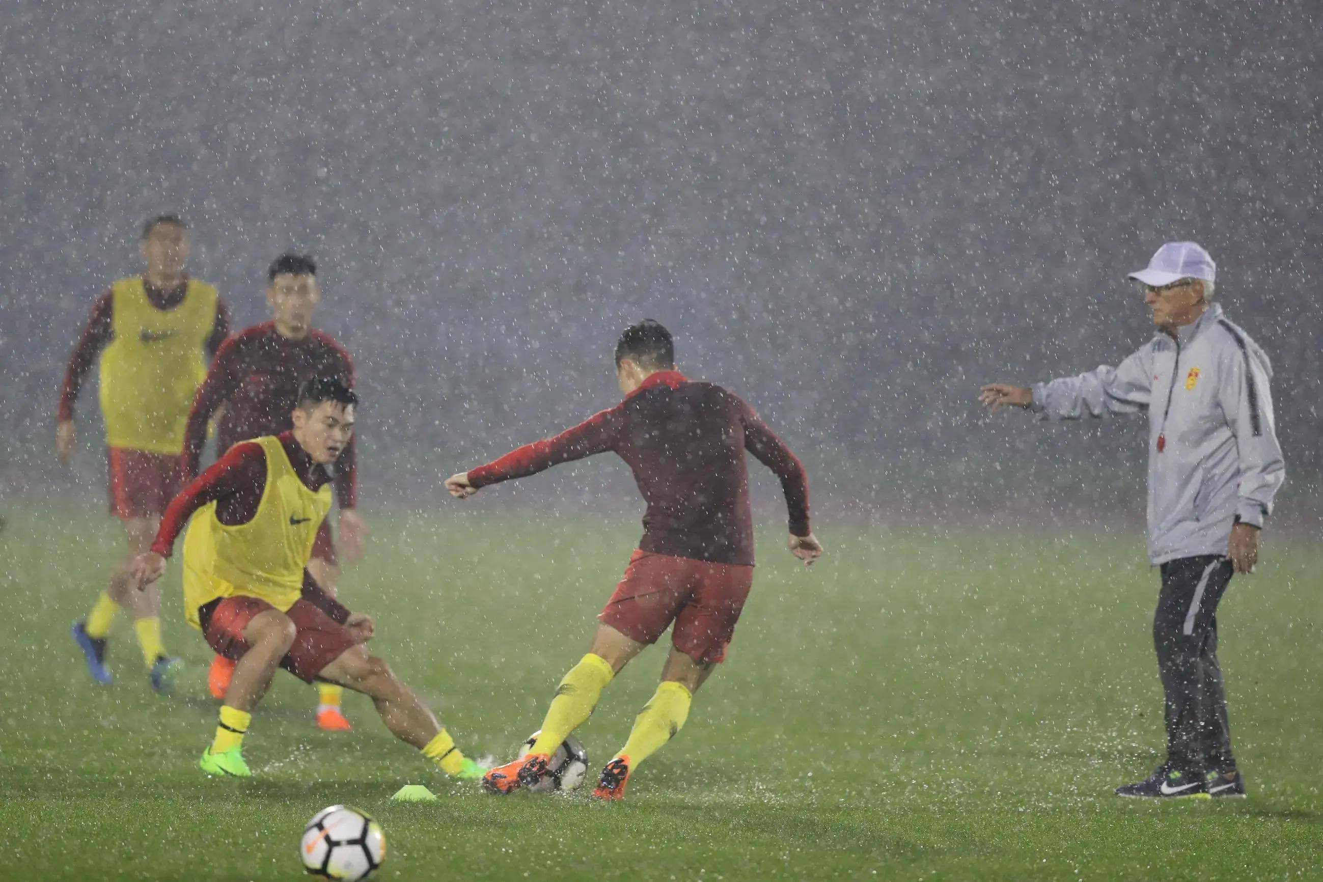 日本足球队在友谊赛中大获全胜 日本足球队在友谊赛中大获全胜