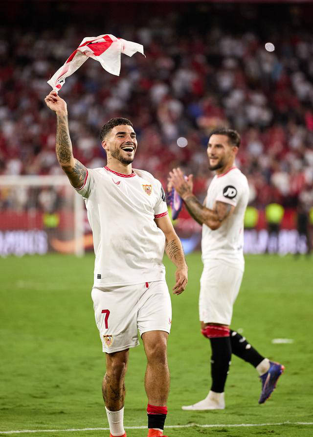 塞维利亚豪取胜利,势头迅速回升 塞维利亚豪取胜利,势头迅速回升