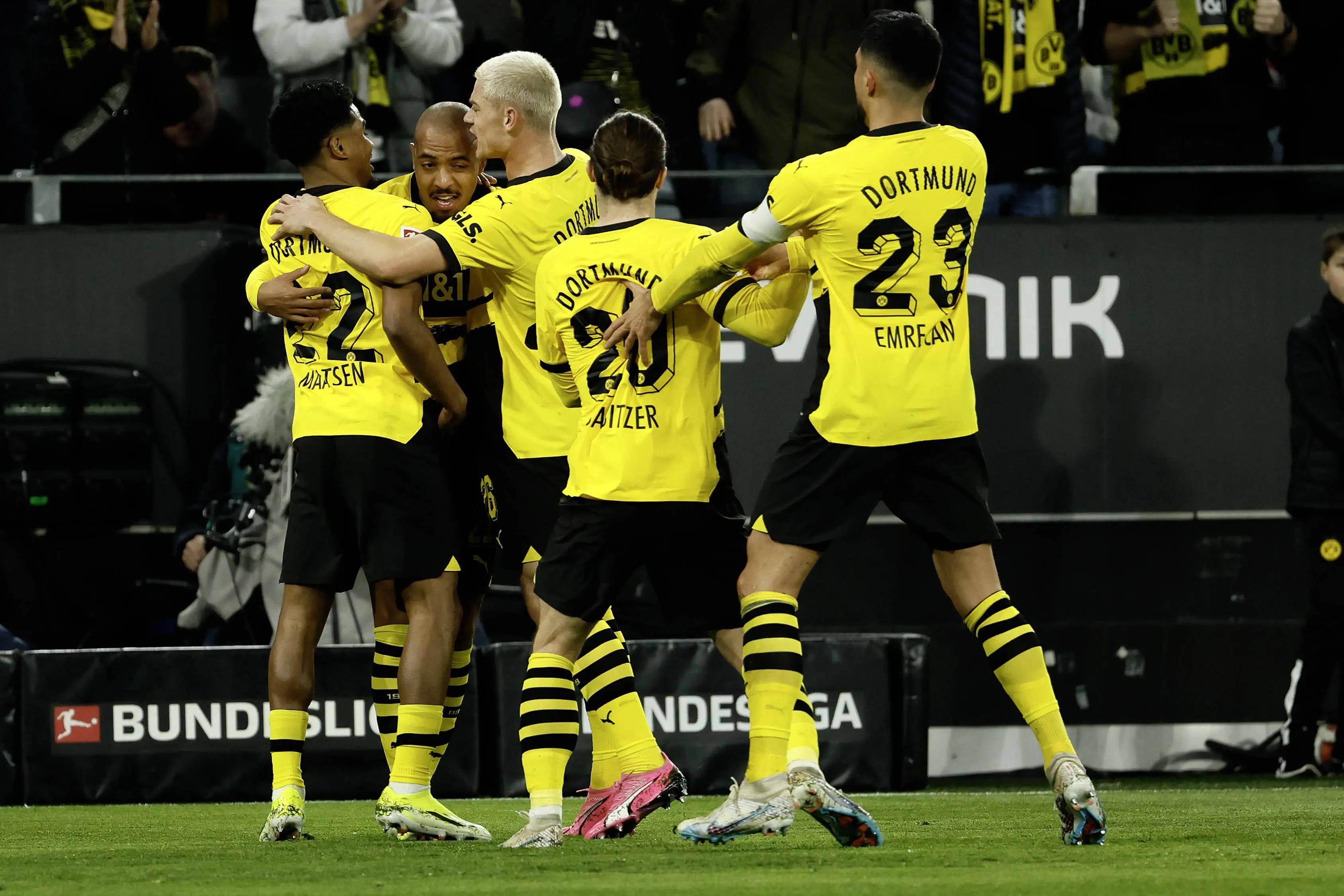 势均力敌!欧预赛球队搏命争夺 势均力敌!欧预赛球队搏命争夺