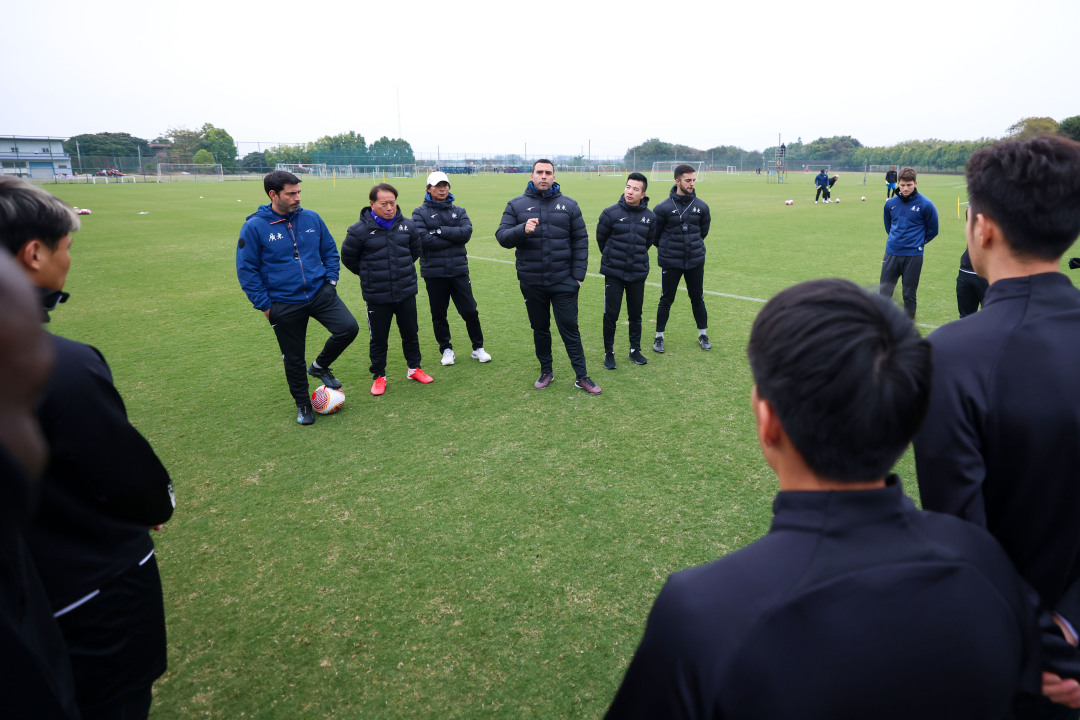 足球场上硬仗连连,团队合作取胜 足球场上硬仗连连,团队合作取胜