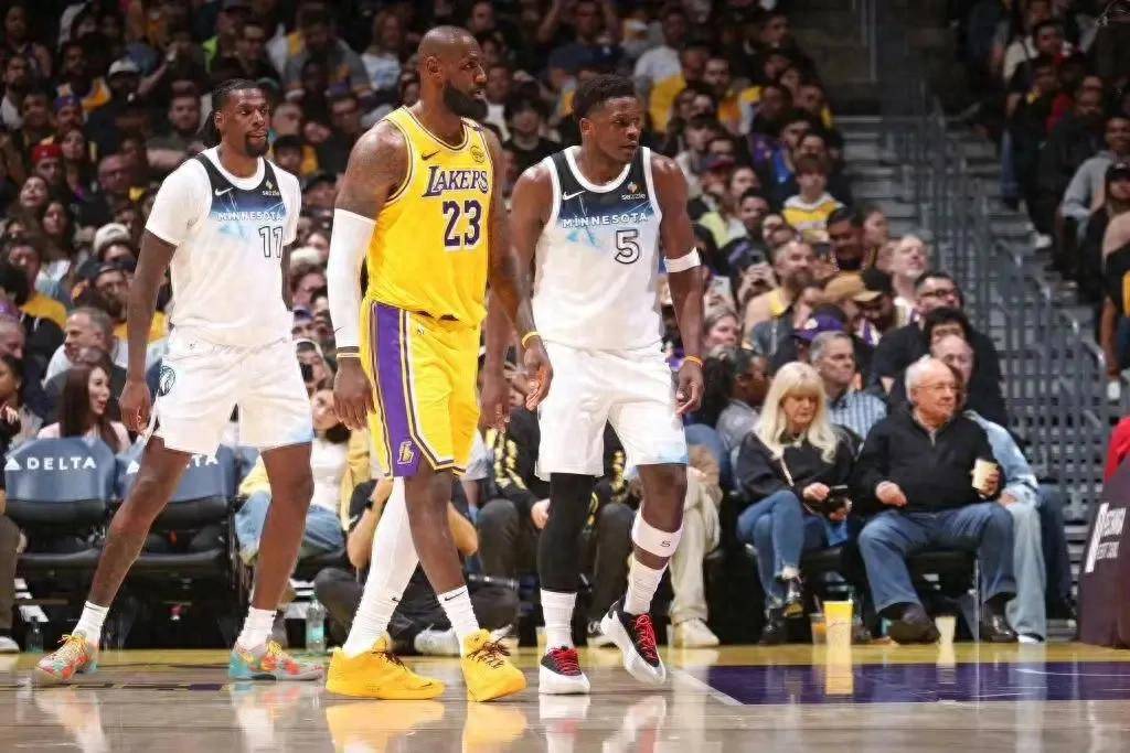 詹姆斯再砍三双,湖人轻取对手 詹姆斯再砍三双,湖人轻取对手