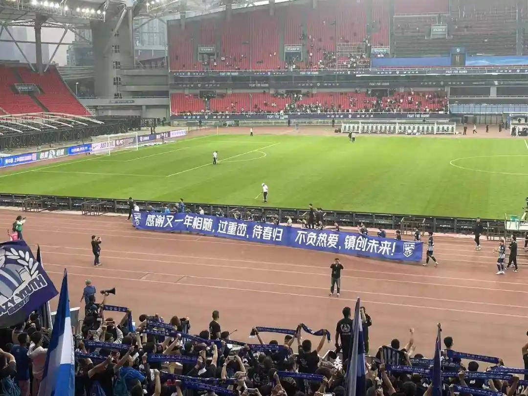 柏林赫塔球迷在比赛现场举起横幅,力挺球队踢风格 柏林赫塔球迷在比赛现场举起横幅,力挺球队踢风格