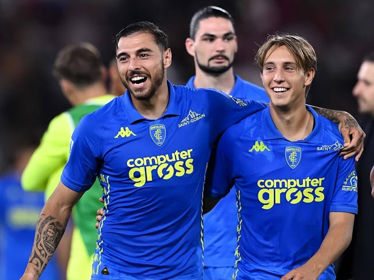 卡利亚里球员备战关键战役,主帅鼓励士气 卡利亚里球员备战关键战役,主帅鼓励士气