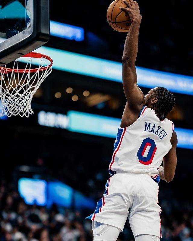 76人反超晋级成功,夺得比赛胜利 76人反超晋级成功,夺得比赛胜利