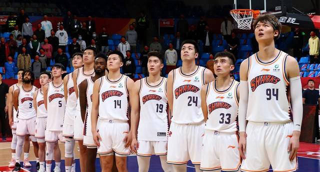 上海大鲨鱼队员集体发力,实现逆转胜利 上海大鲨鱼队员集体发力,实现逆转胜利