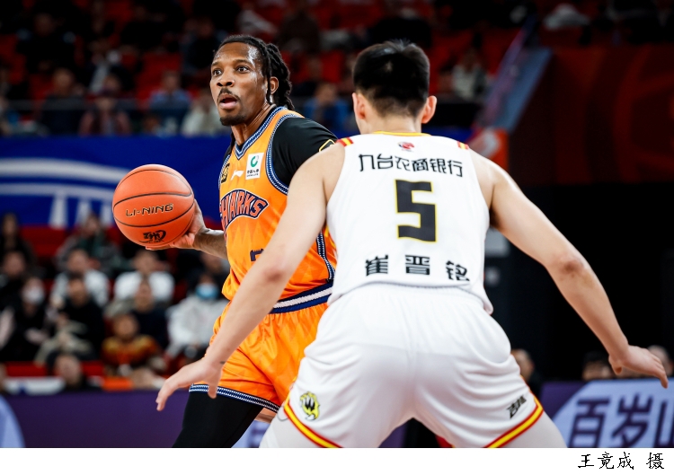 上海大鲨鱼队员集体发力,实现逆转胜利 上海大鲨鱼队员集体发力,实现逆转胜利