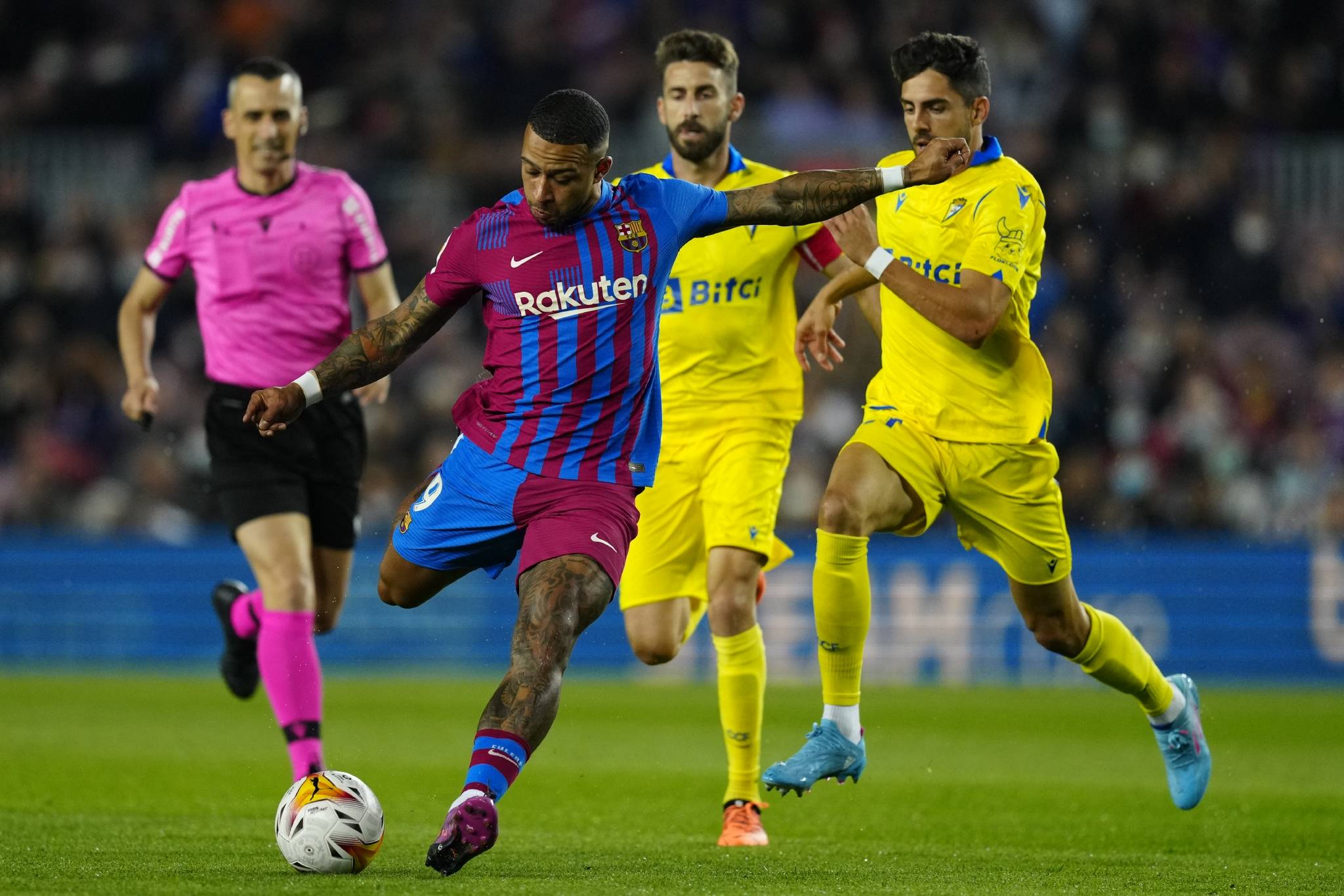 巴塞罗那全队努力,但仍败在对手手中 巴塞罗那全队努力,但仍败在对手手中