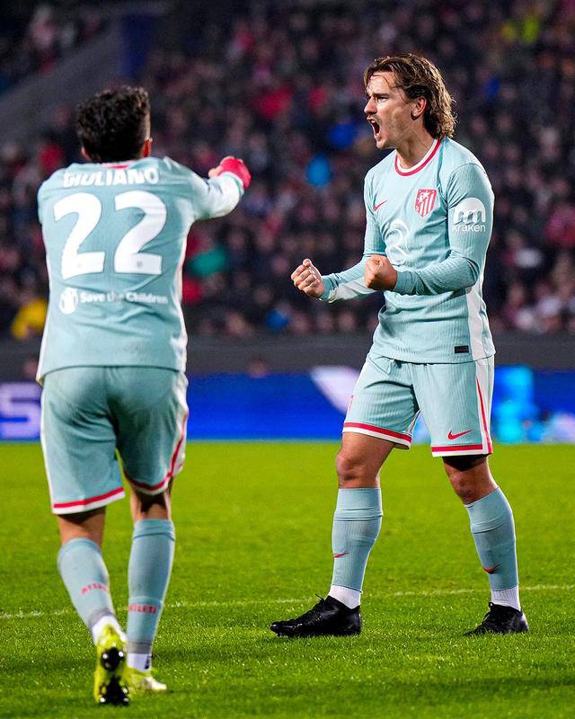 雷加利斯球员集体训练,备战接下来比赛 雷加利斯球员集体训练,备战接下来比赛