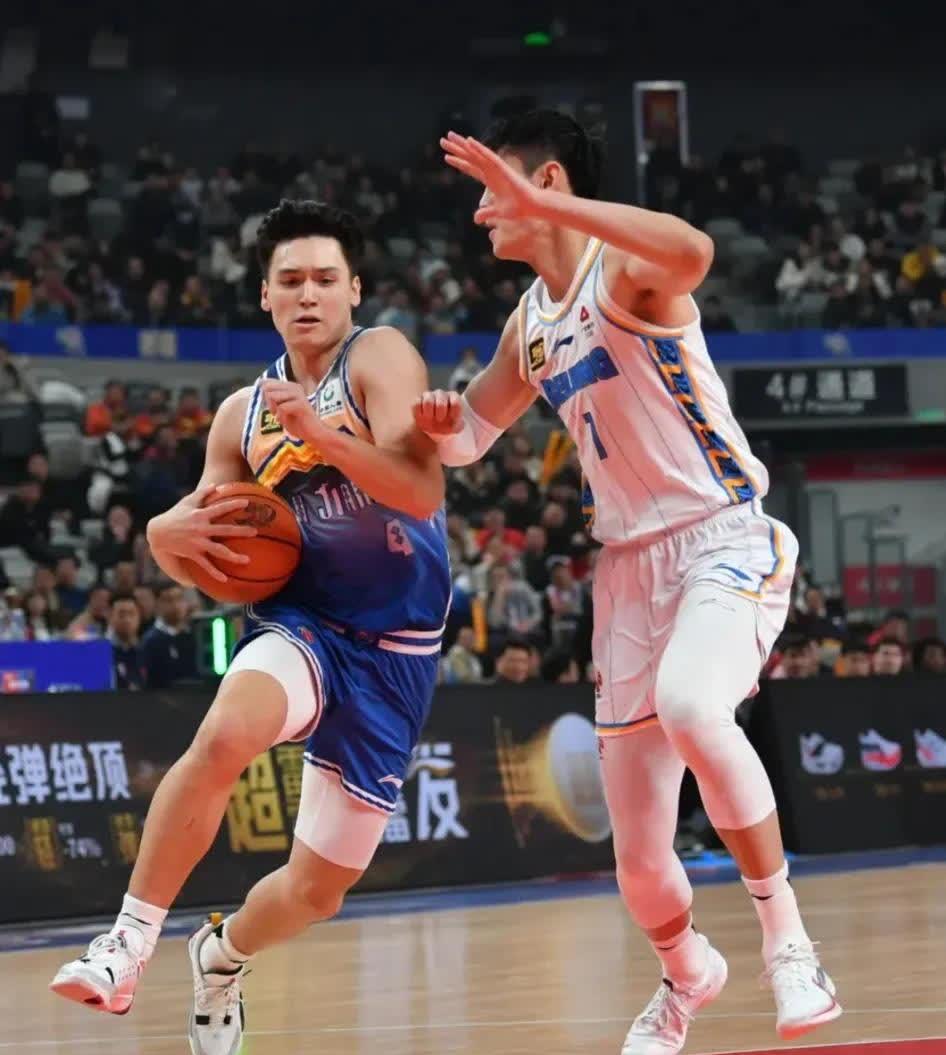 乌鲁木齐在主场战平天津泰达,难分胜负 乌鲁木齐在主场战平天津泰达,难分胜负