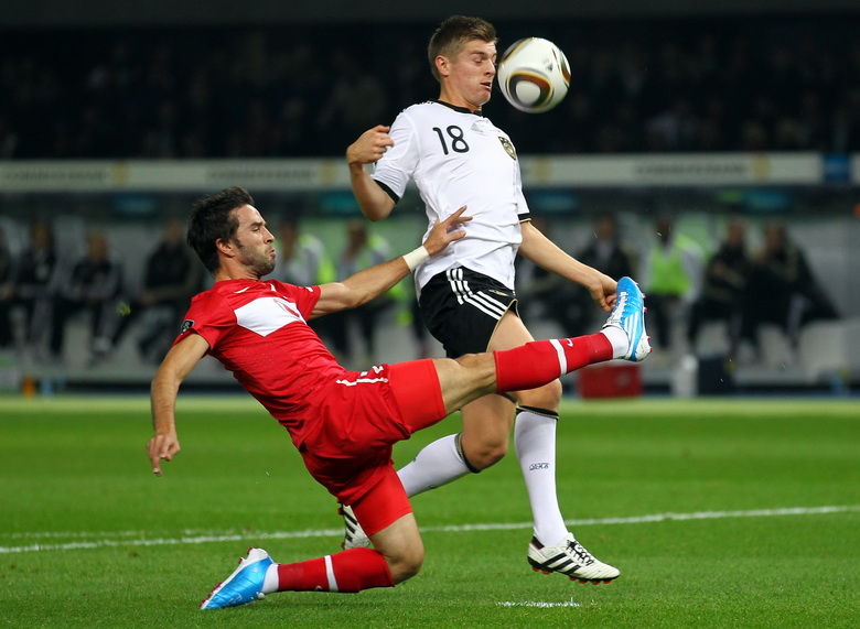 火爆!欧洲杯预选赛热火朝天,球迷热情支持 火爆!欧洲杯预选赛热火朝天,球迷热情支持