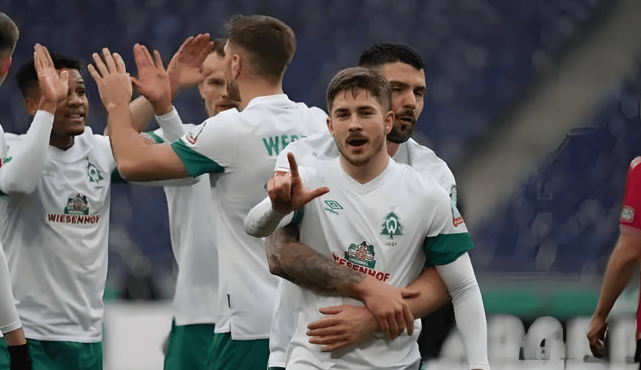 斯特拉斯堡球员团结一心,备战欧联杯冠军奖杯已近在咫尺 斯特拉斯堡球员团结一心,备战欧联杯冠军奖杯已近在咫尺