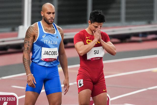 短跑赛场，中国飞人勇夺头奖
