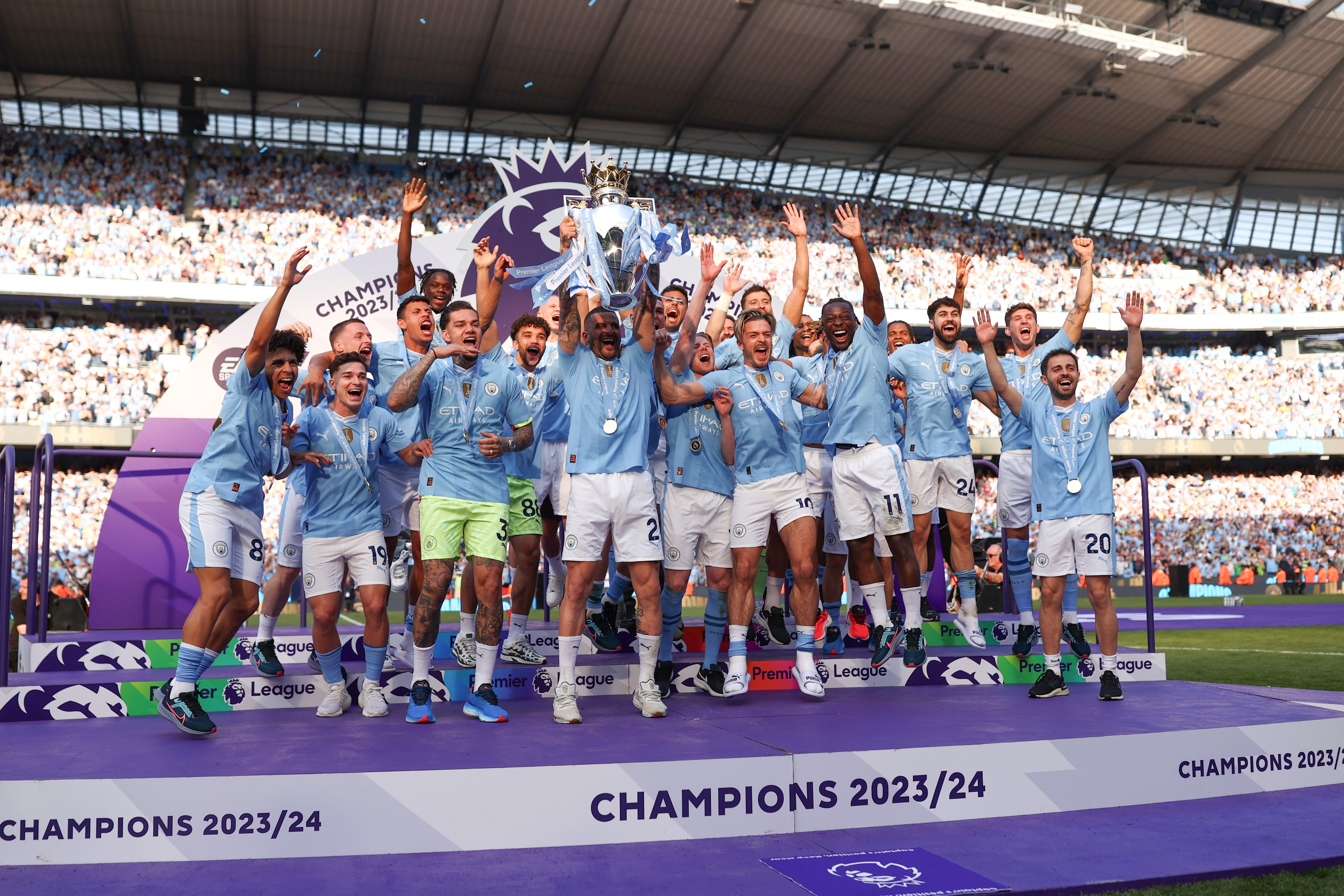 曼城再度大获全胜,领跑积分榜 曼城再度大获全胜,领跑积分榜