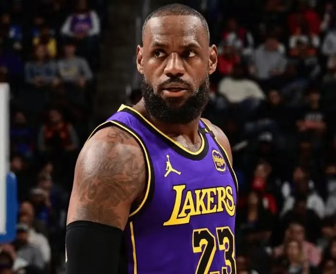 湖人队逼近胜利,詹姆斯砍下三双 湖人队逼近胜利,詹姆斯砍下三双