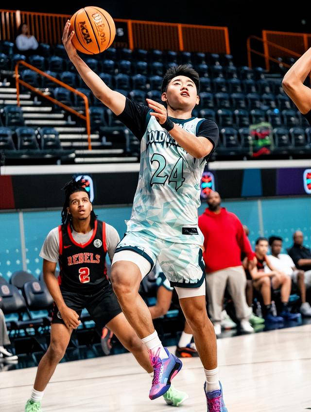 队员表现出色,帮助球队取得胜利 队员表现出色,帮助球队取得胜利