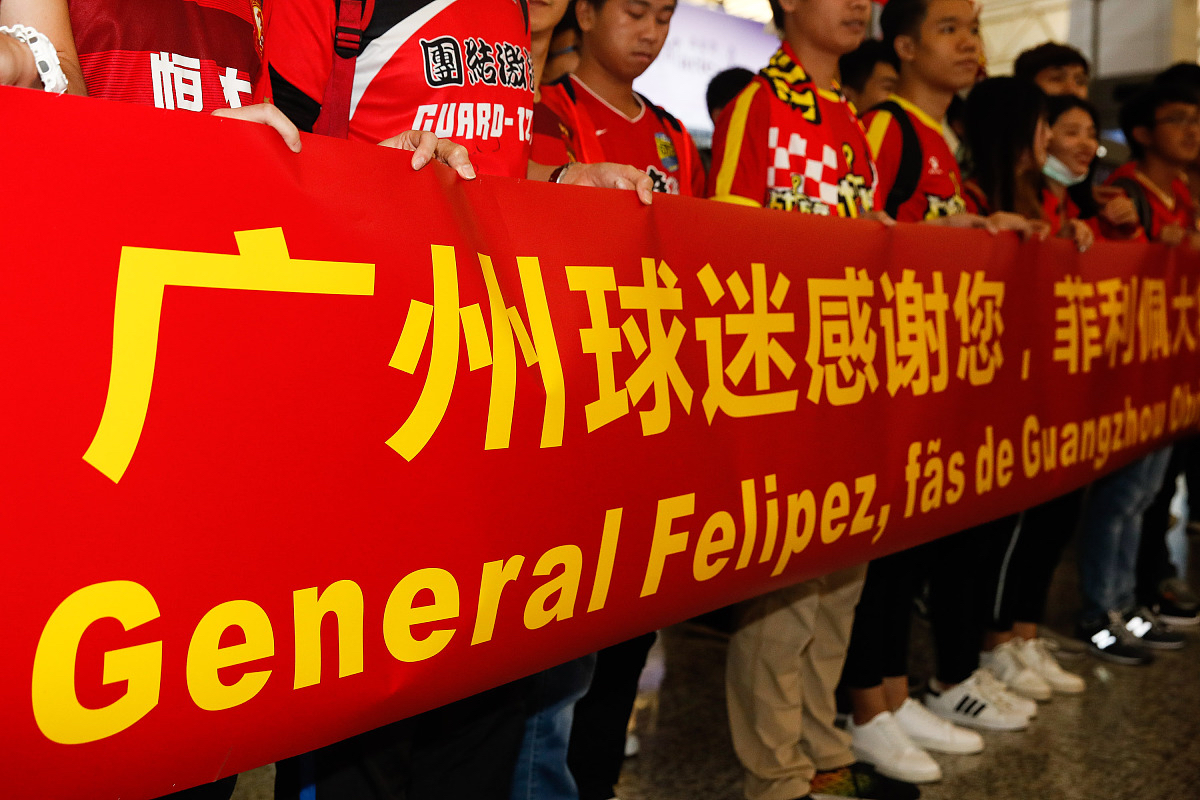 球员们在场上奋勇拼搏,全力以赴争夺胜利! 球员们在场上奋勇拼搏,全力以赴争夺胜利!