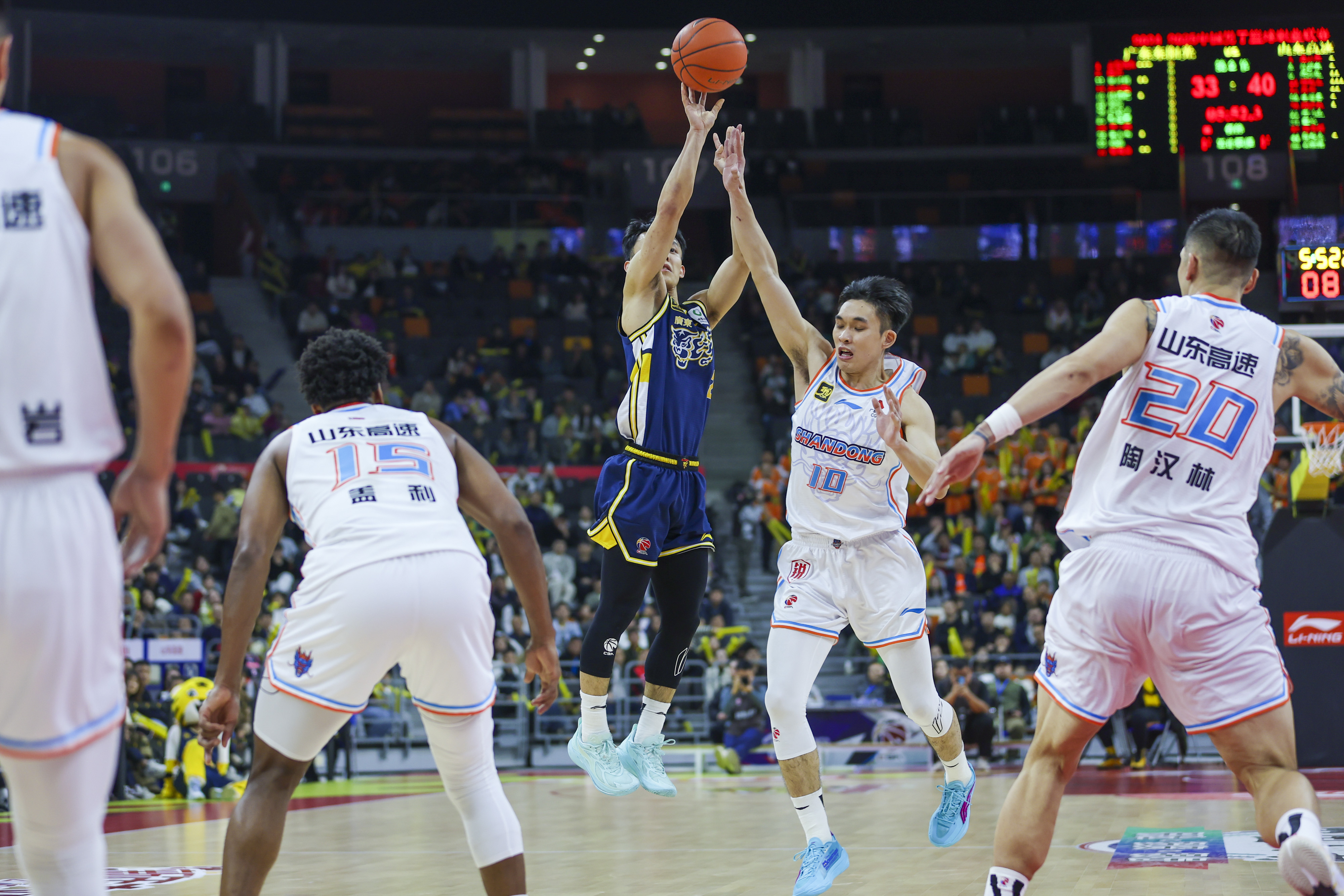 球员们在场上奋勇拼搏,全力以赴争夺胜利! 球员们在场上奋勇拼搏,全力以赴争夺胜利!