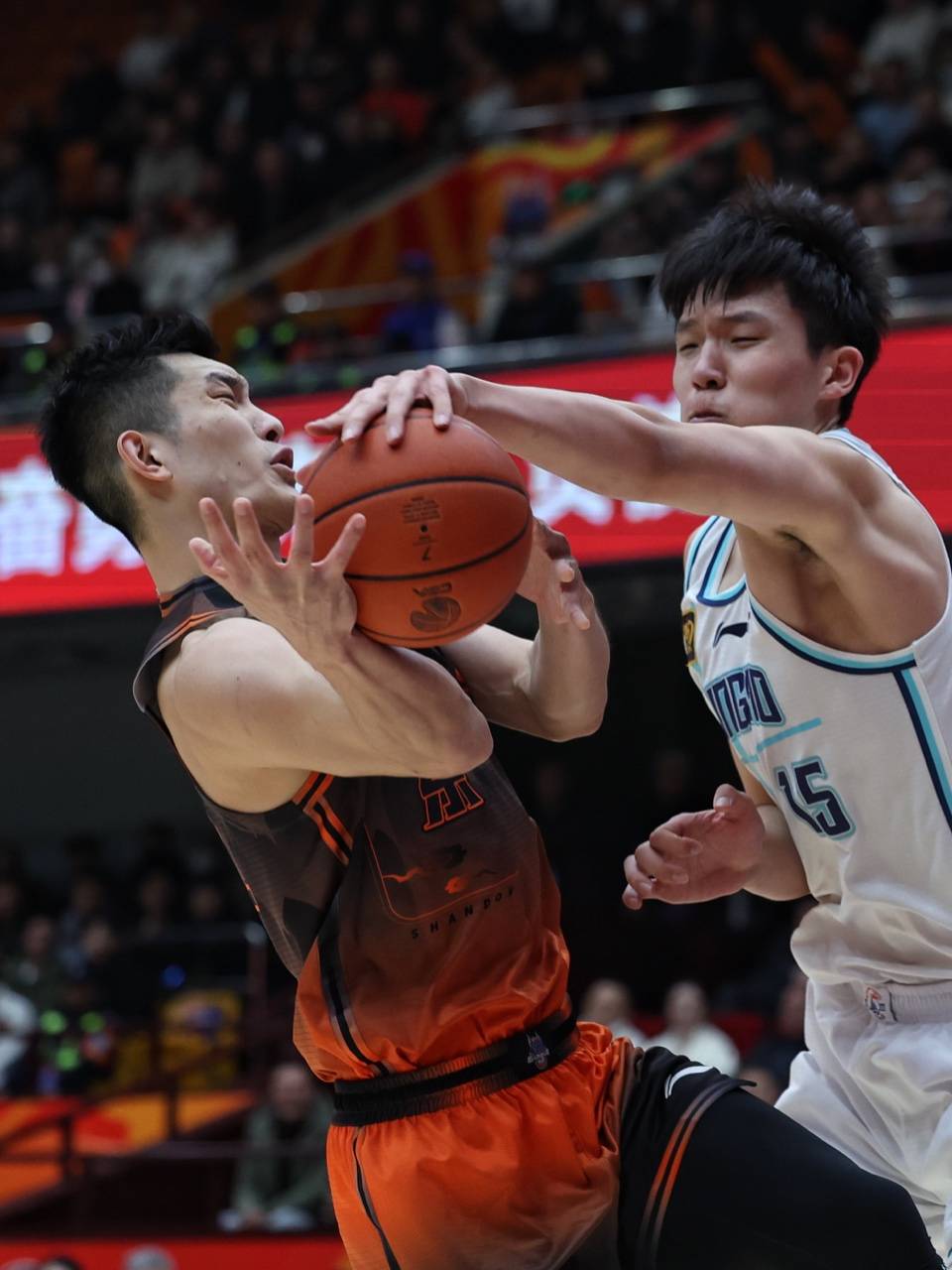 山东男篮在比赛中获得胜利,赢下比赛胜局 山东男篮在比赛中获得胜利,赢下比赛胜局