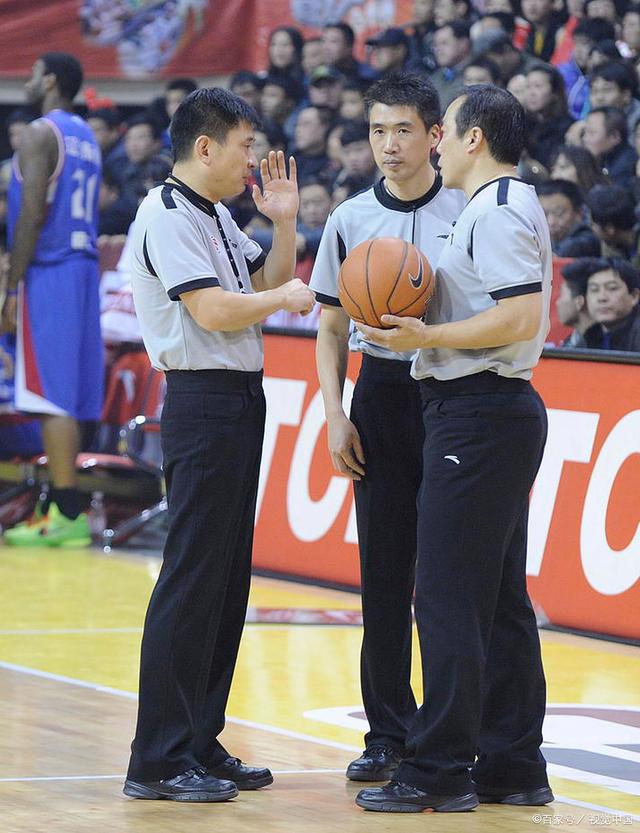 裁判公正性受质疑,球员情绪失控! 裁判公正性受质疑,球员情绪失控!