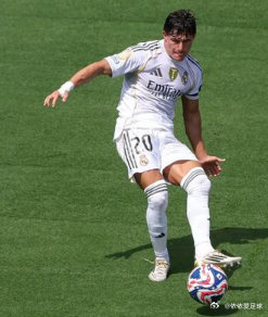 皇家马德里后卫凶悍防守挺身而出 皇家马德里后卫凶悍防守挺身而出