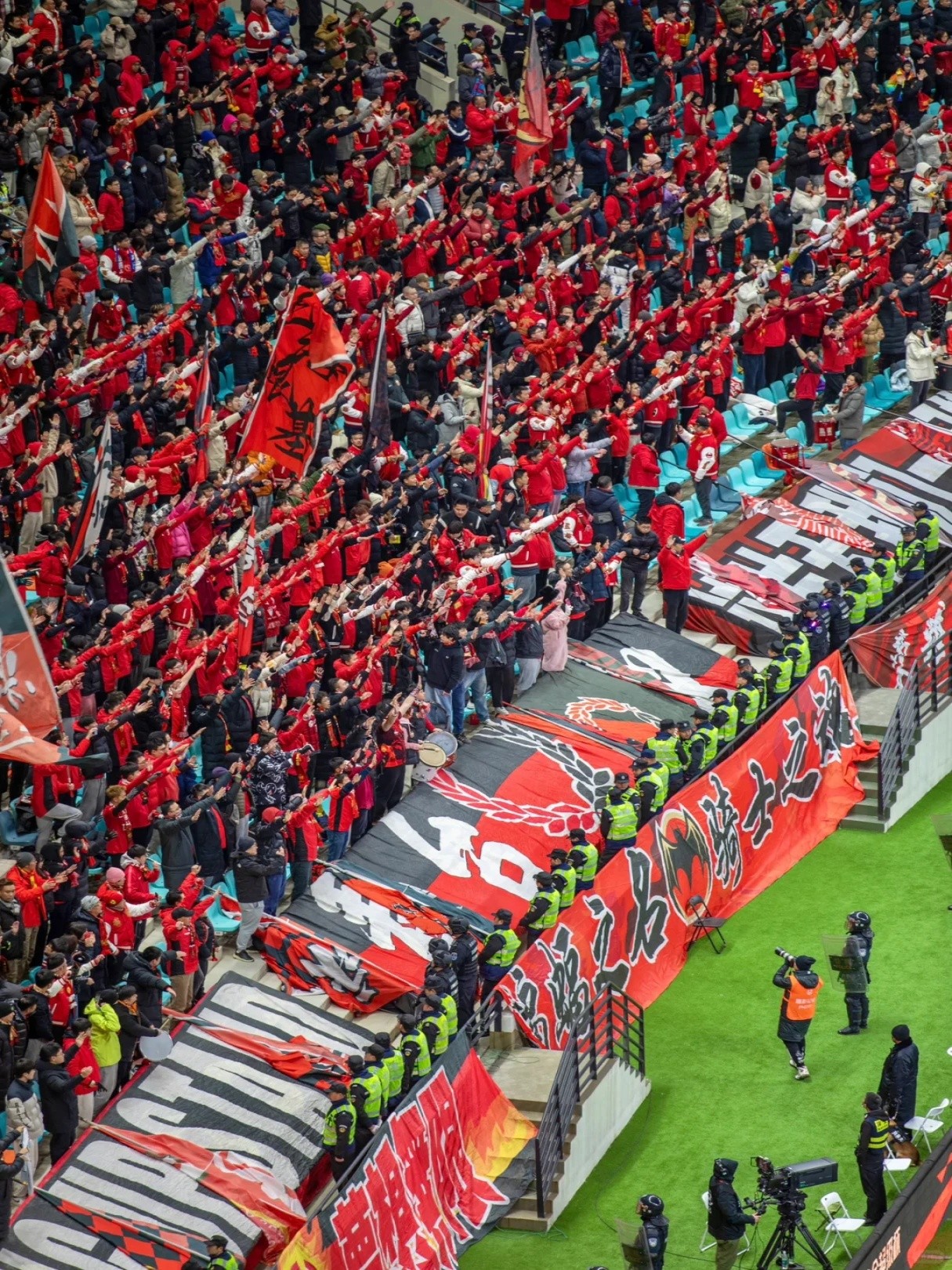 精彩比赛现场,球迷热情加油助威 精彩比赛现场,球迷热情加油助威