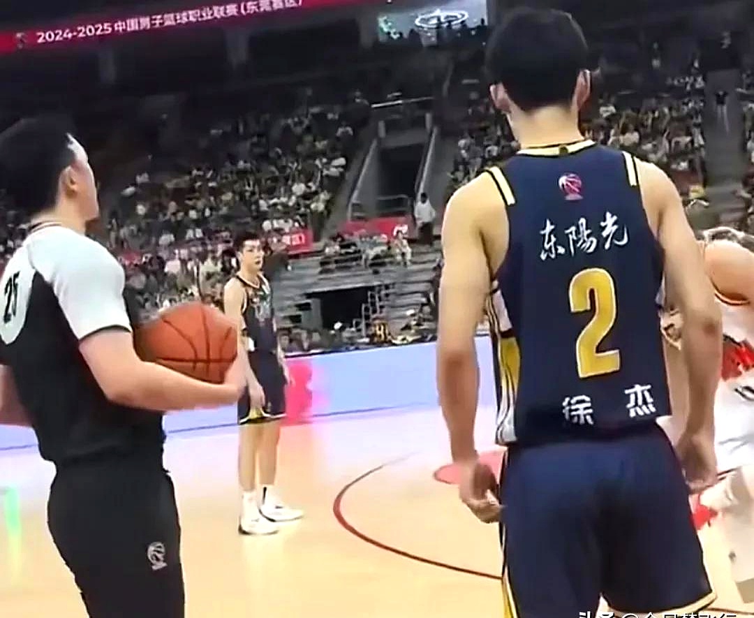 广东男篮再度胜出,紧紧握住领先位置 广东男篮再度胜出,紧紧握住领先位置