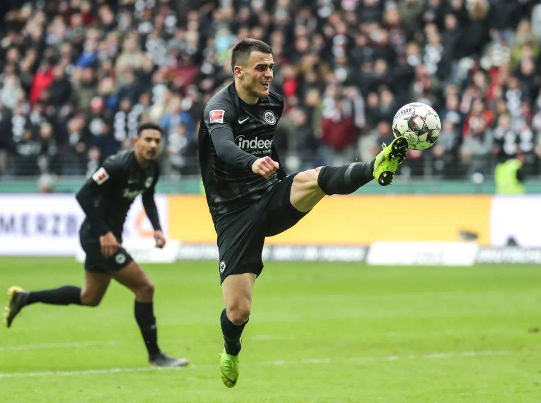 法兰克福中场伤停影响球队进攻,战绩波动 法兰克福中场伤停影响球队进攻,战绩波动